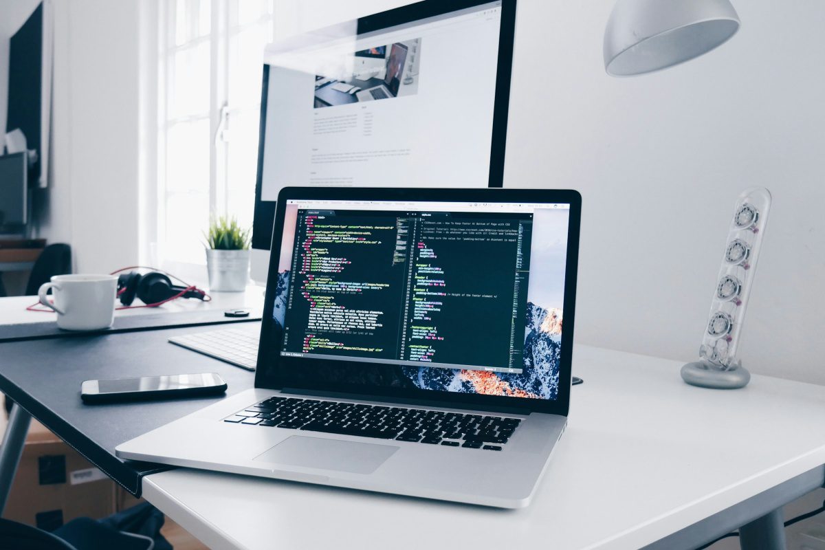 Infographic showing the technical SEO advantages of custom platforms over template solutions, featuring improved page speed, structured data implementation, and advanced analytics for financial advisors